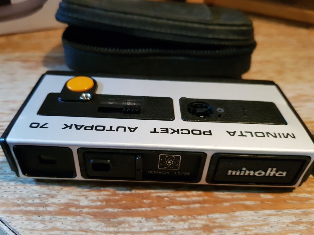 Máquina fotográfica Minolta pocket autopak 70