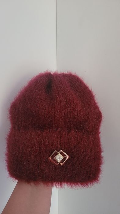 Bordowa czapka miękka cudowna z ozdobą