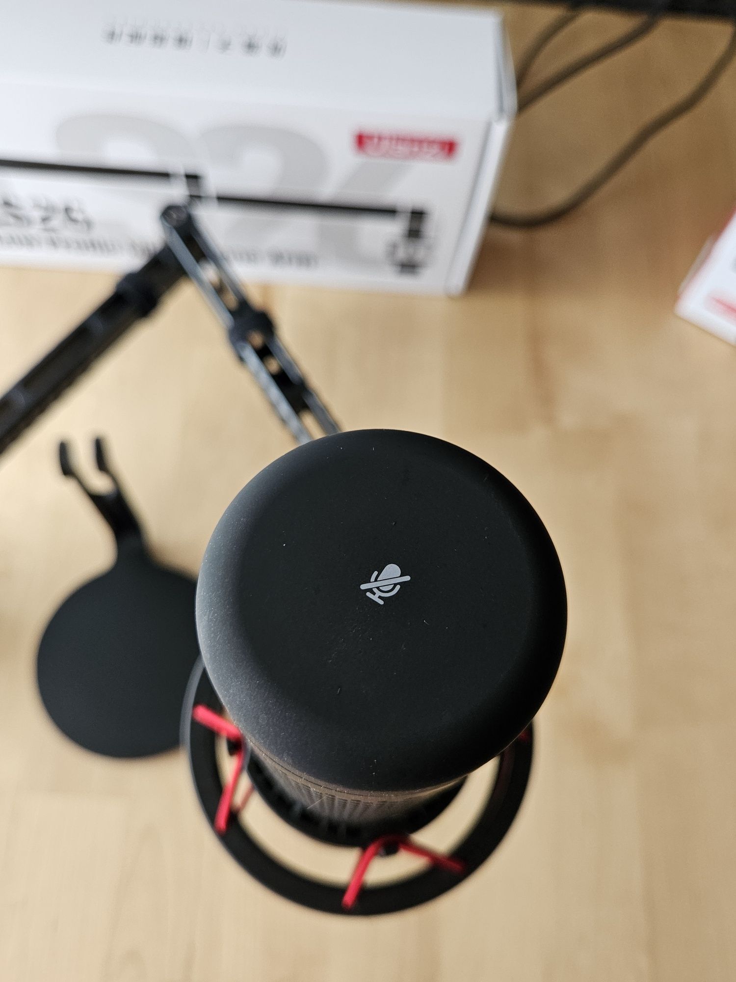 HyperX QuadCast + Ramię Ulanzi LS28 – Profesjonalny zestaw do streamin