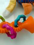 Gryzak FAT Brain Toys przyssawka grzechotka silikonowa