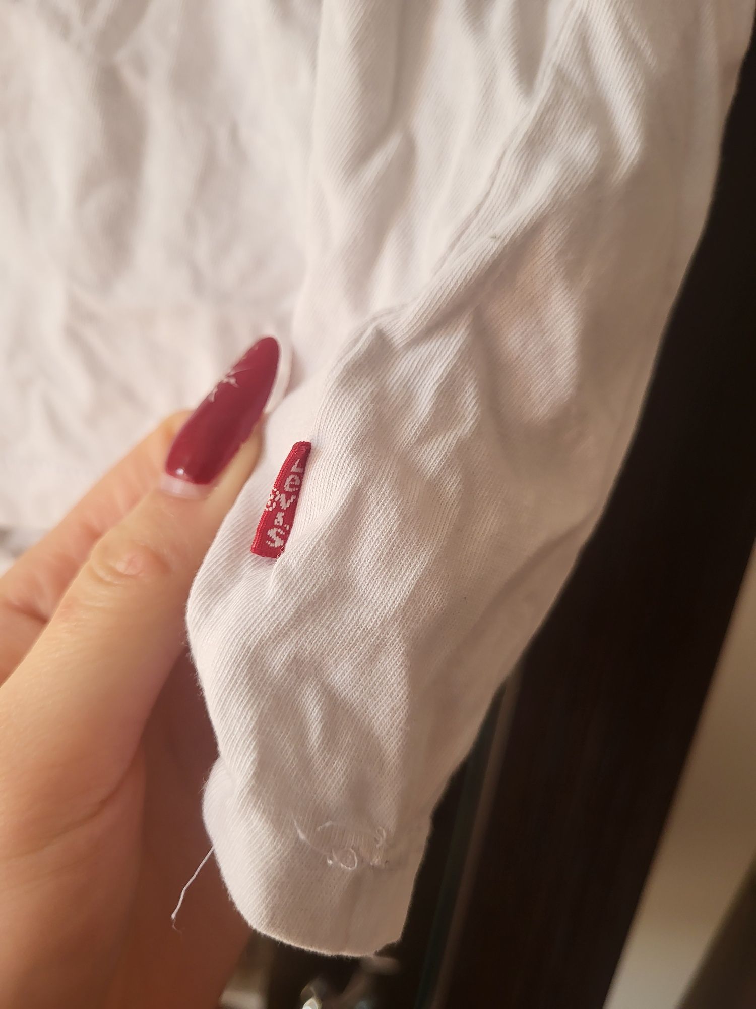 Biała koszulka levis z czarownym napisem