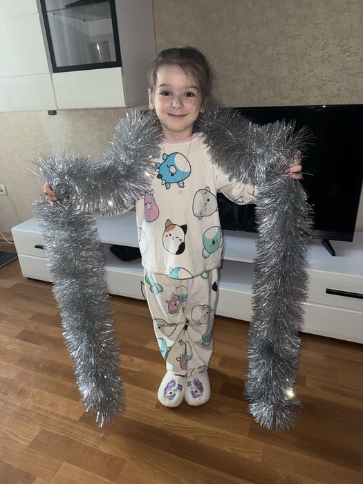 Ялинкові прикраси, ялинкові іграшки, кулі, гірлянди, намиста на ялинку