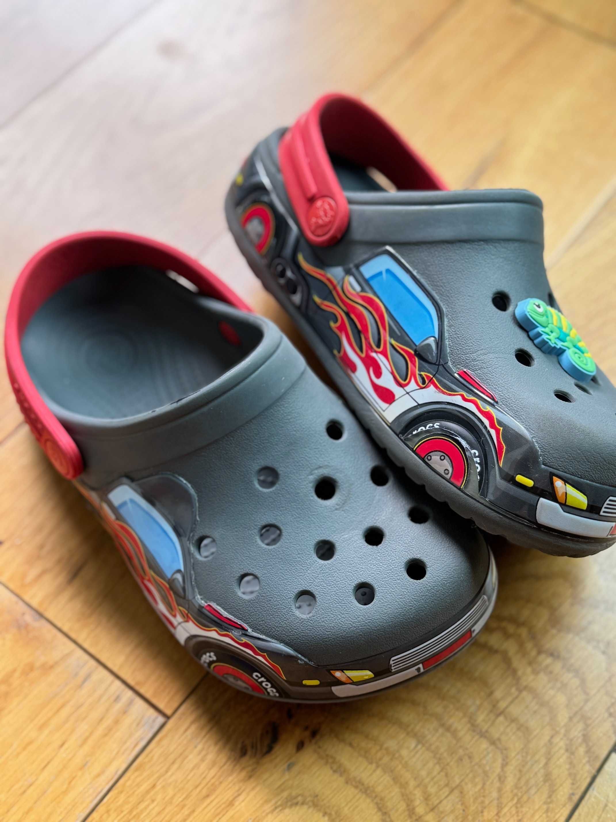 Crocsy szare J2 wóz strażacki