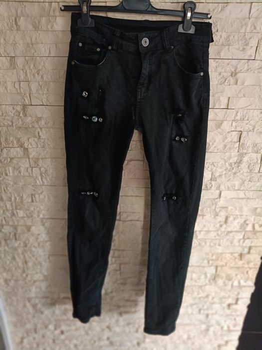 Czarne spodnie jeans przecierane z cekinami rozm ok. S stan jak na zdj