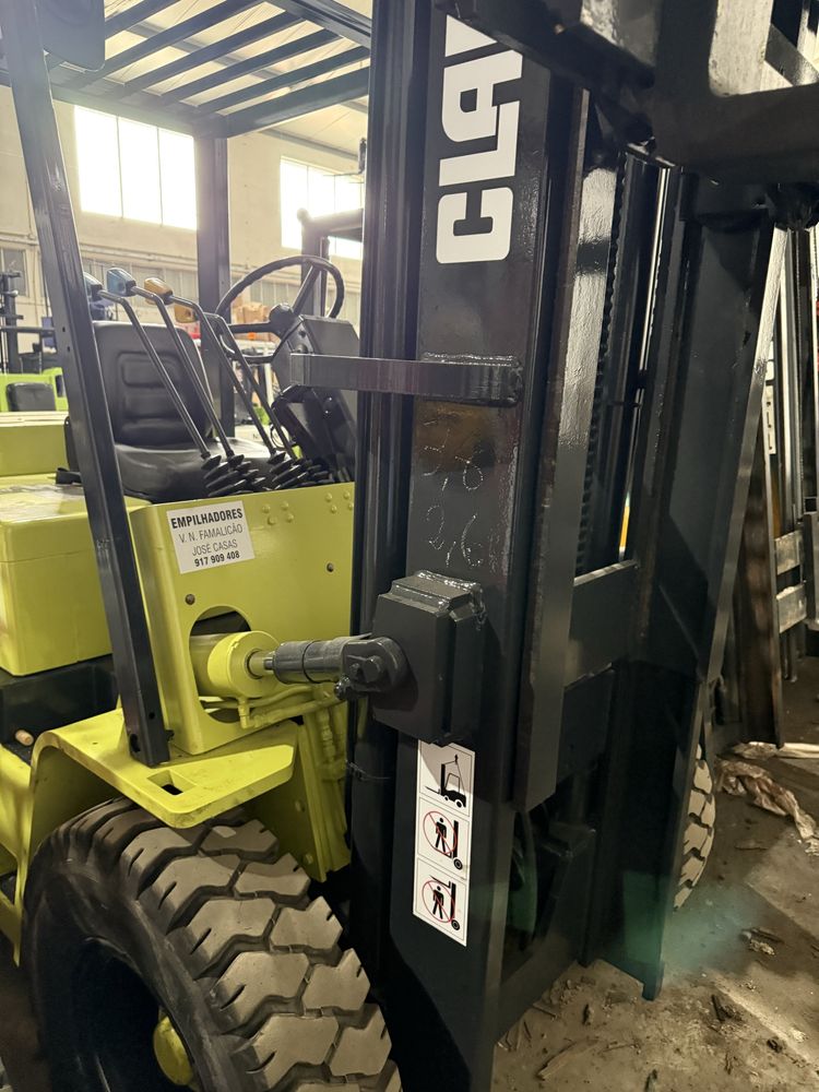 Empilhador clark de 4000 kgrs diesel peus grandes