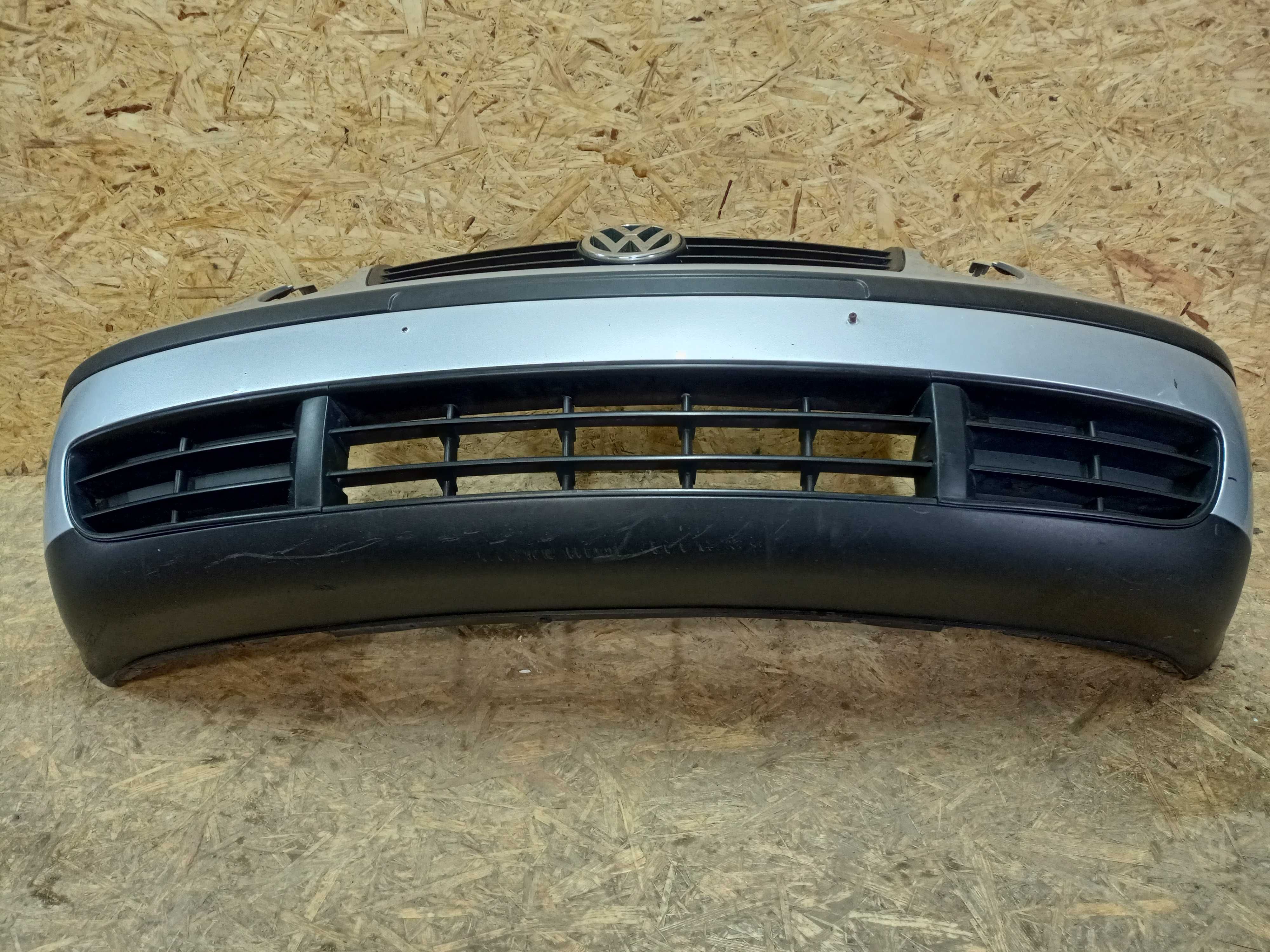 VW Volkswagen Polo 4 okular zderzak przód przedni grill srebrny