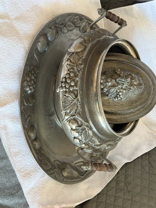 Antiga Terrina em Estanho com Pegas em Madeira – Excelente Estado