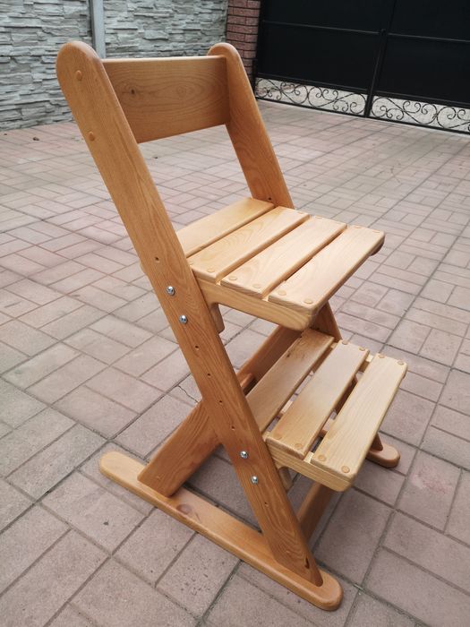 Дитячий зростаючий стілець.
