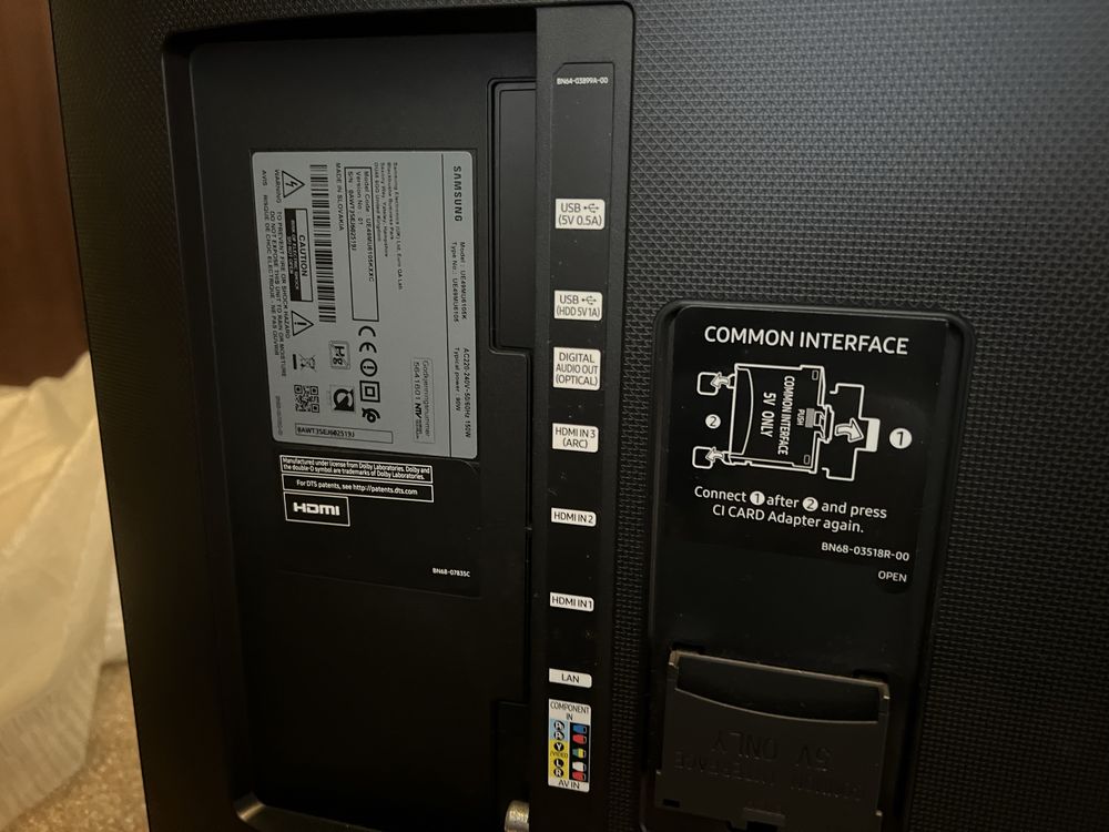 Televisao UHD 49 pulgadas com imagem danificada.