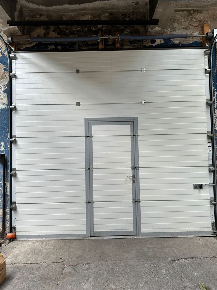 Brama garażowa z drzwami
