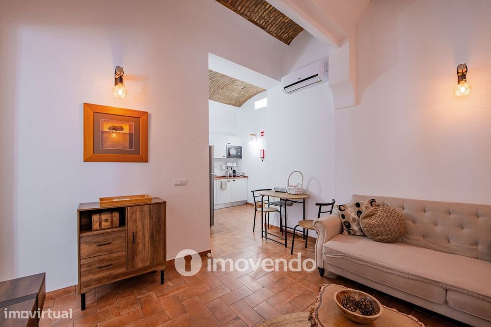 Moradia T1 remodelada, com licença AL ativa, em Olhão