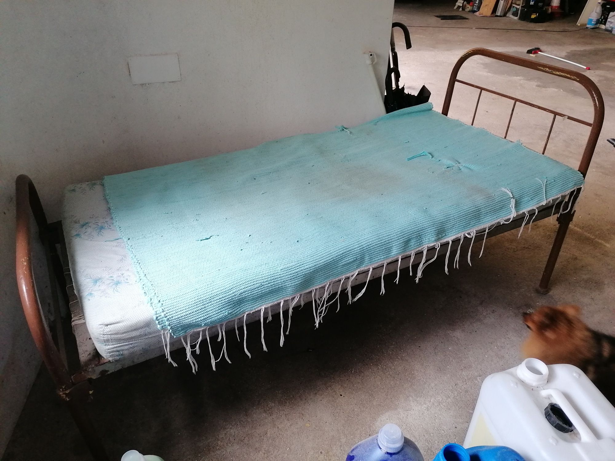 Cama em ferro...