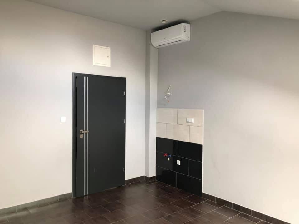 Lokal biurowy/usługowy w dużym budynku usługowym 17m2