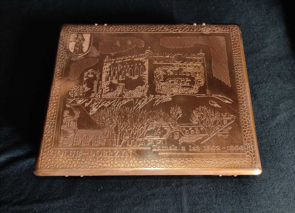 Zdobiona szkatuła mosiężna