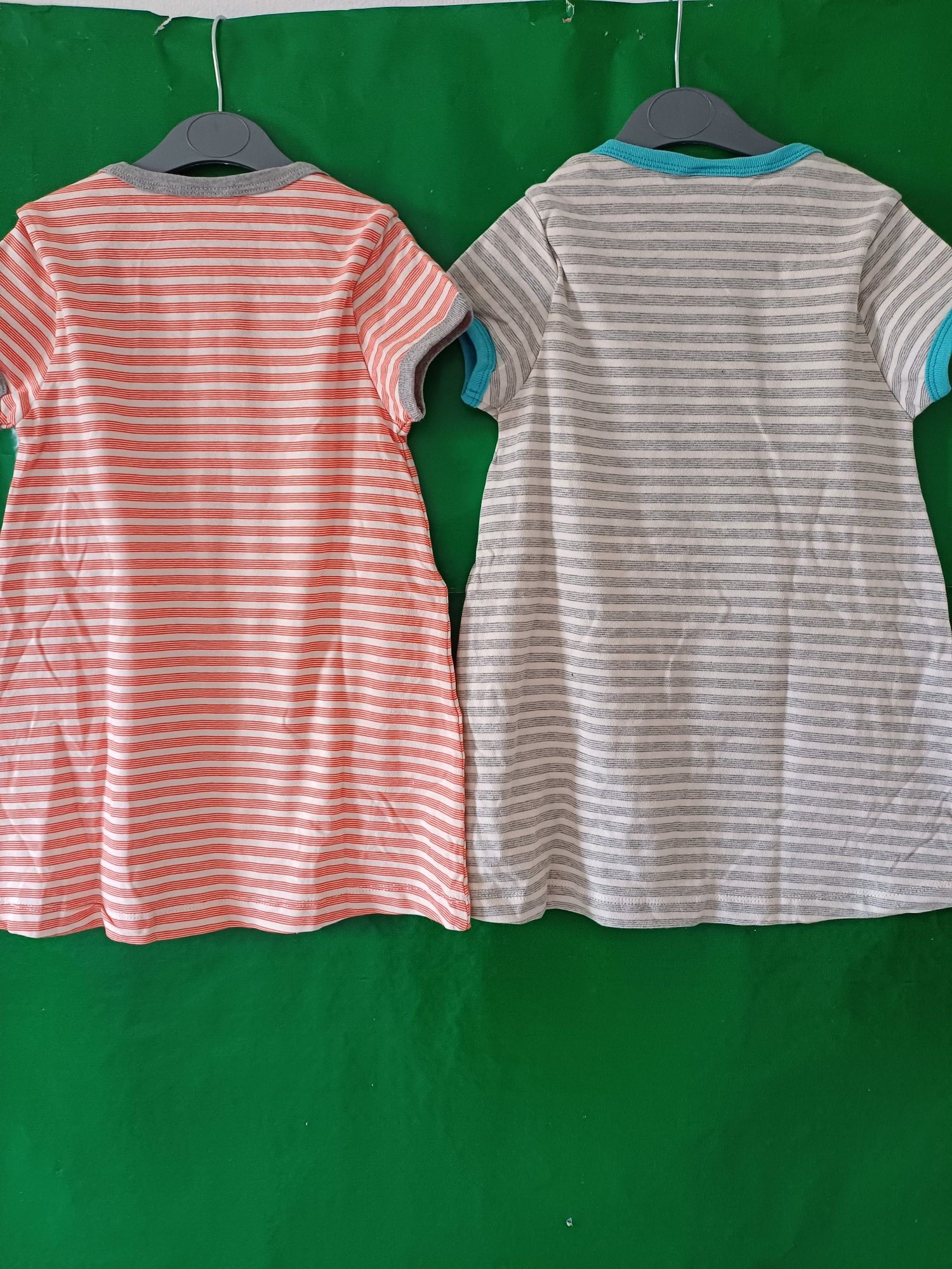 Vestidos novos para crianças.