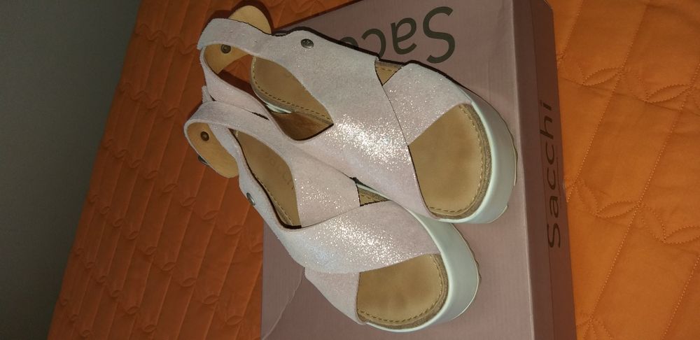 Sandálias rosa em pele da marca Sashi