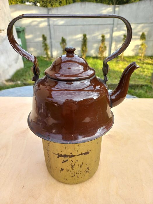 Stary, emaliowany czajnik wpuszczany w fajerkę