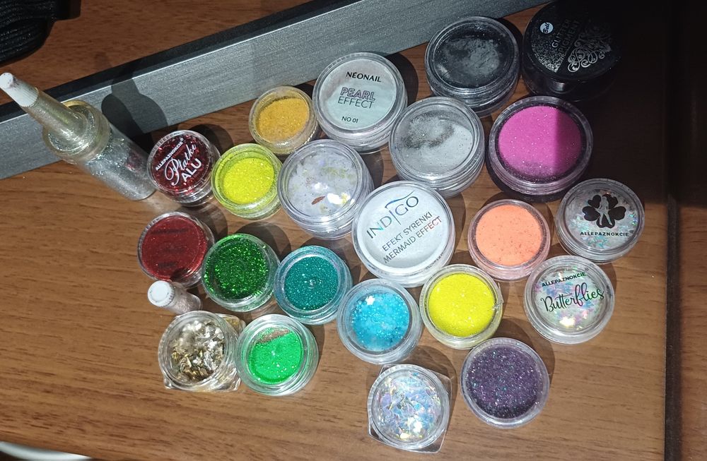 Zestaw brokatów, różnokolorowych pyłków do stylizacji paznokci