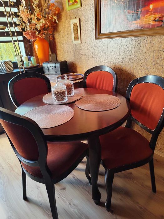 SPRZEDAM  komplet bardzo ładnych krzeseł wraz ze  stołem.