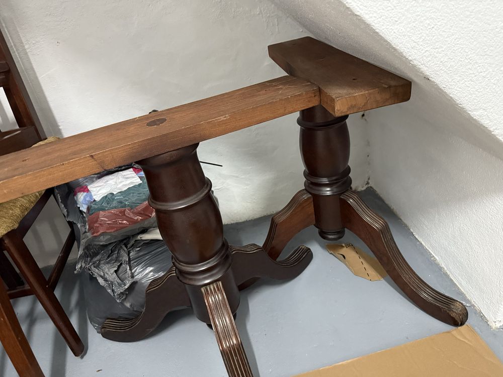 Mesa de madeira maciça com 6 cadeiras