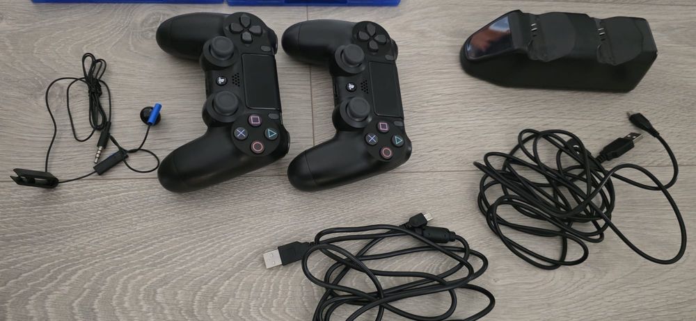 Playsation 4 - 500GB + 8 jogos como nova