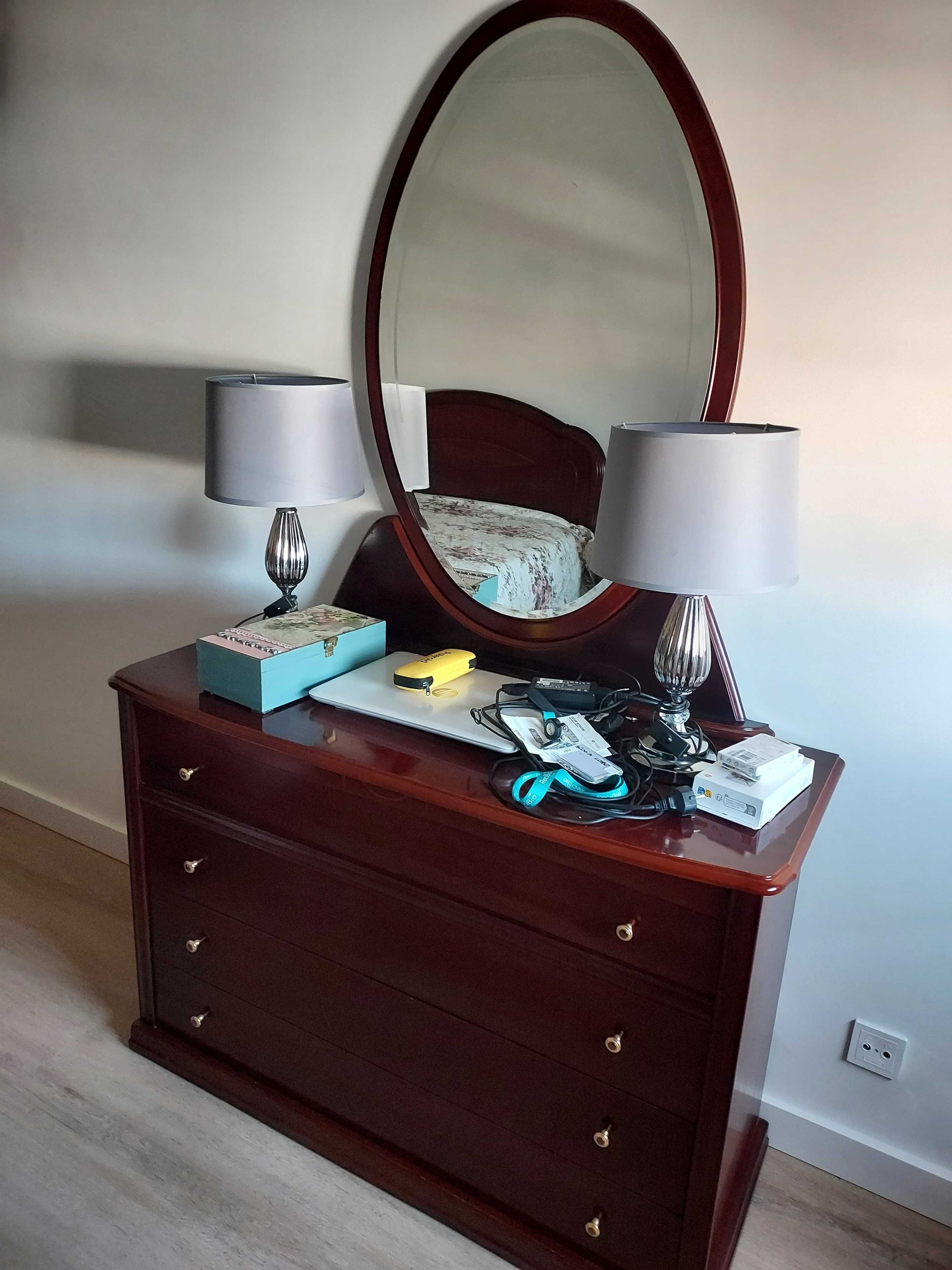 Mobília de quarto em madeira