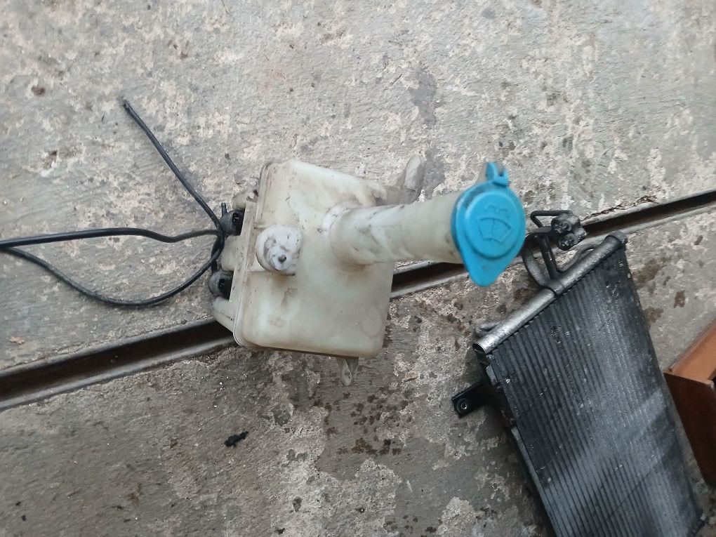 depósito de água limpa-vidros  
Marca: KIA
Ve