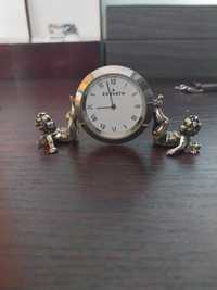 Серебрянные настольные кварцевые часы.