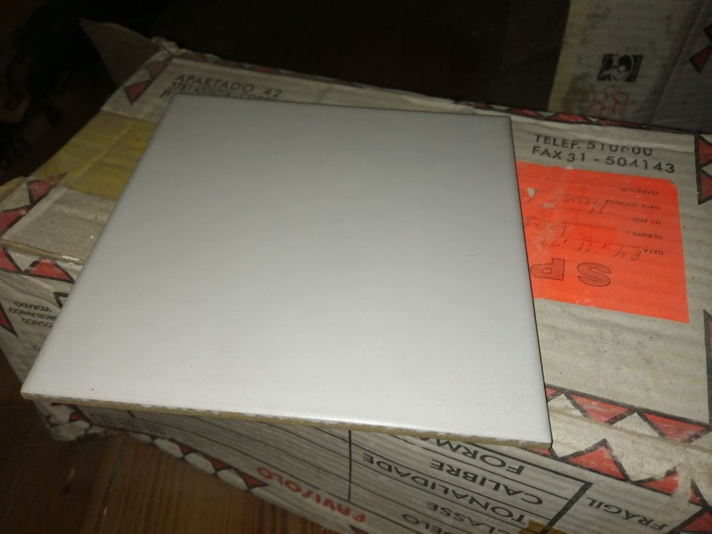 3 caixas 45 azulejos Pavigres mate 15 X 15 cm (preto, branco e amarelo
