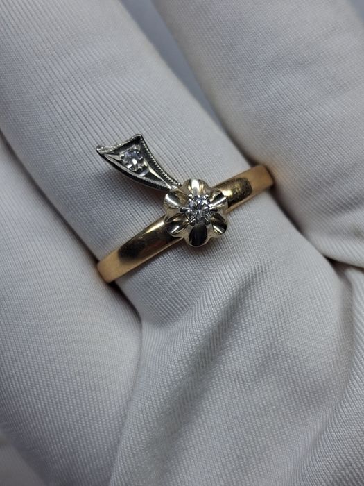 Золотое кольцо с бриллиантами