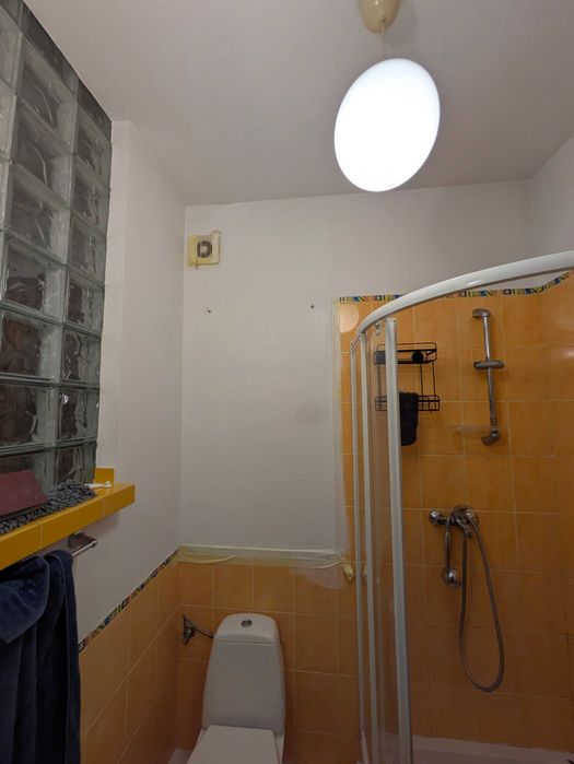 Przytulna kawalerka z dużą iloscią drewna i antresolą