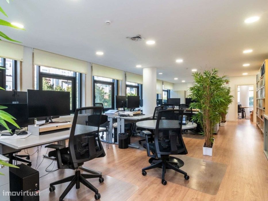 Escritório com 3 lugares de estacionamento nas Avenidas Novas