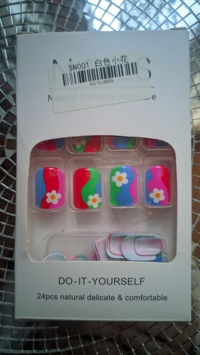 Kolorowe sztuczne paznokcie tipsy