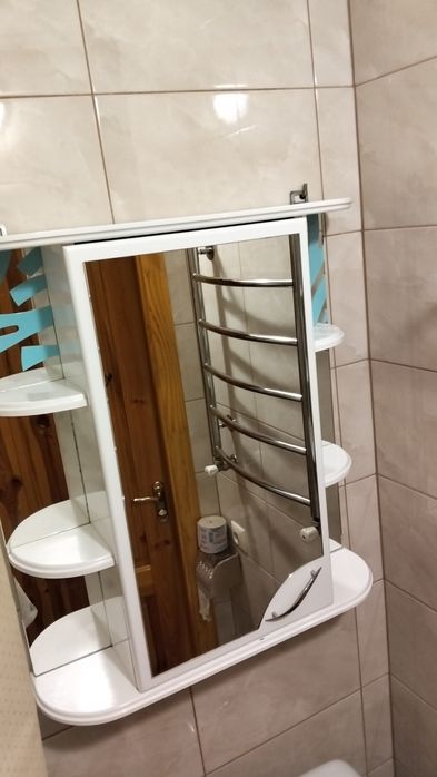 Навісна тумба в ванну.