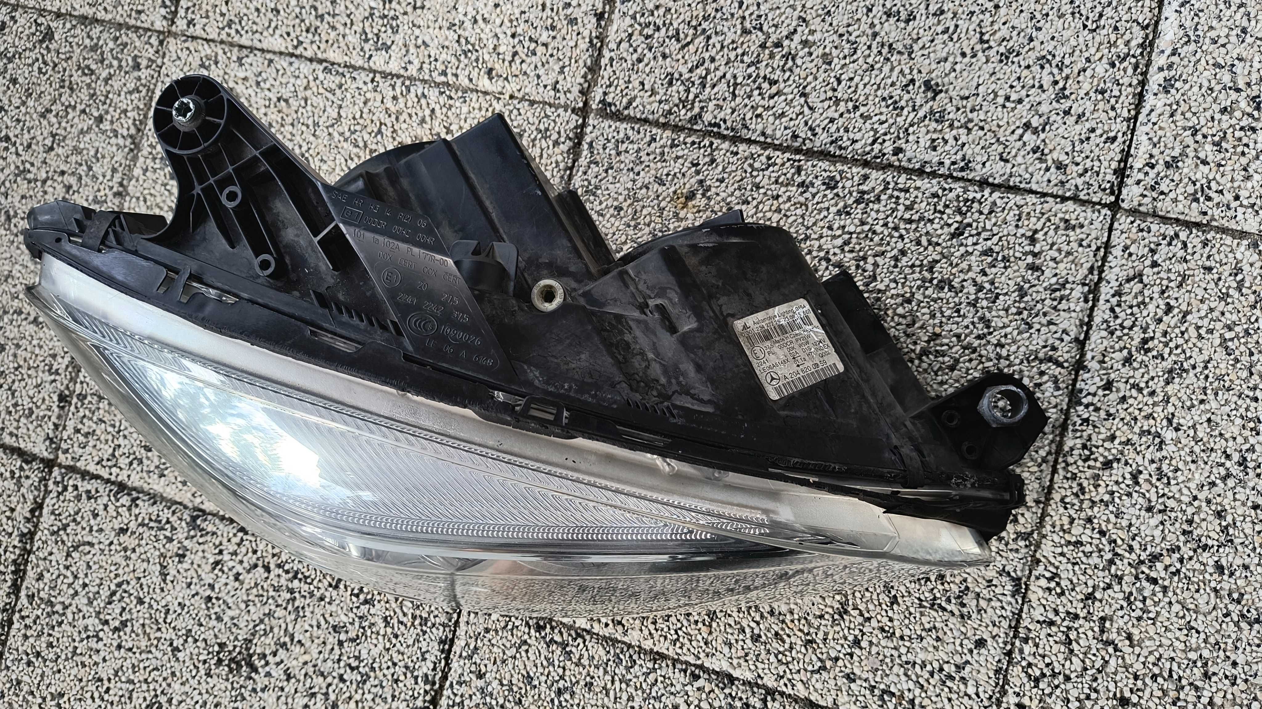 Lampa przednia prawa bixenon  C-klasa W204  nie skrętny  ładna