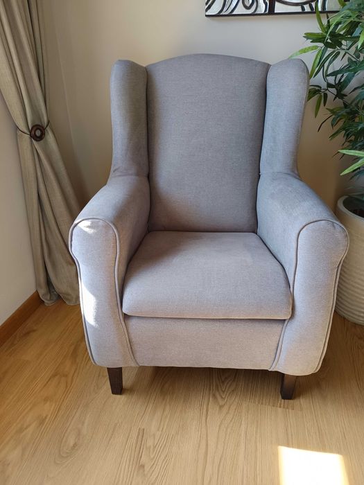 Poltrona bege com braços