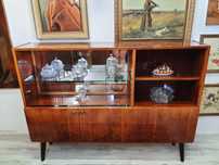 Stylowa komoda/ witrynka vintage z lat 60./70. – połysk, fornir, PRL