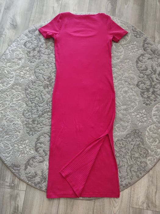 Sukienka letnia z rozcięciem