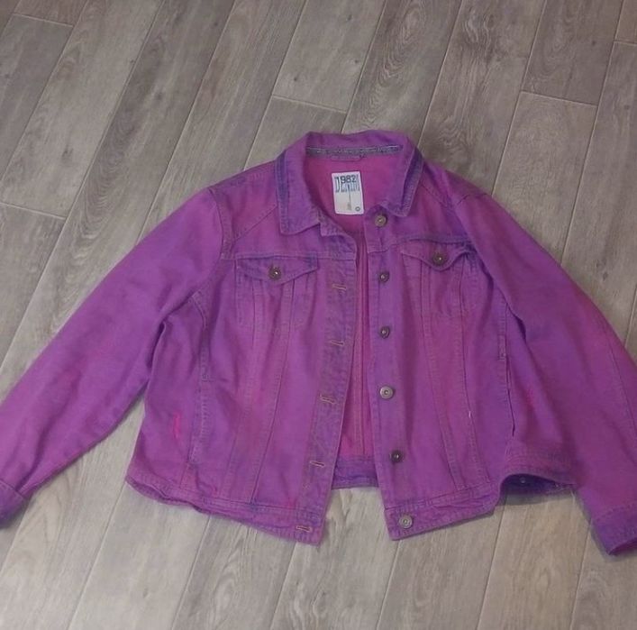 Джинсовка/Джинсовая куртка пурпурного цвета