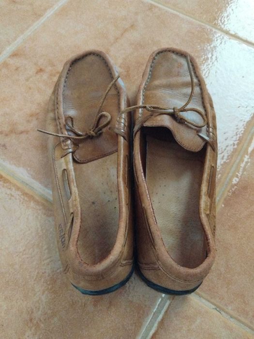 Sapatos à vela de cor castanho