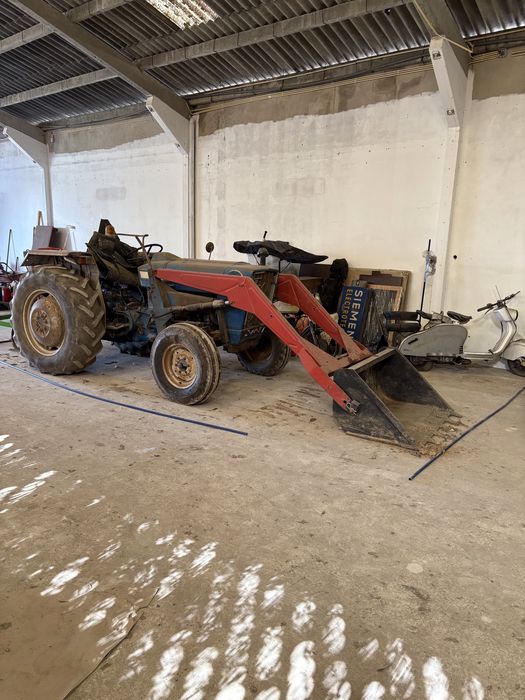 Trator Ford em bom estado