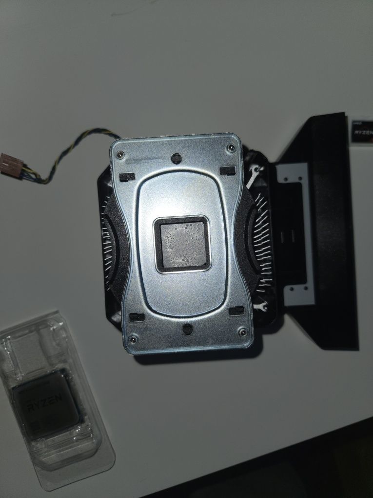 Chłodzenie / cooler do procesora AMD +  bracket AM4