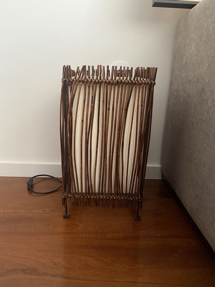 Candeeiro de mesa em canos de madeira