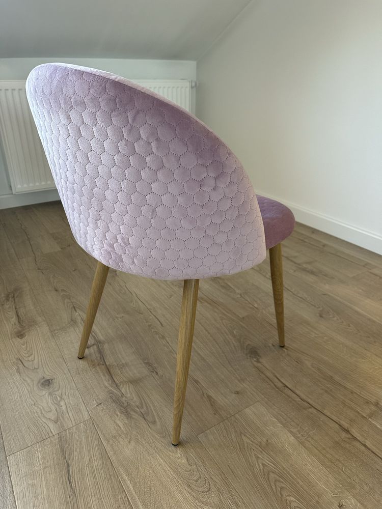Krzesło Rożowe Zamszowe Drewniane Nóżki