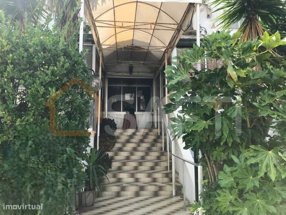 Restaurante com parque de estacionamento privado no centro de São J...