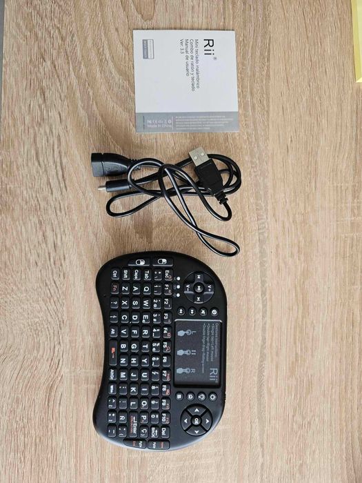 Rii Mini i8+ mini czarna klawiatura bezprzewodowa z myszą touchpada