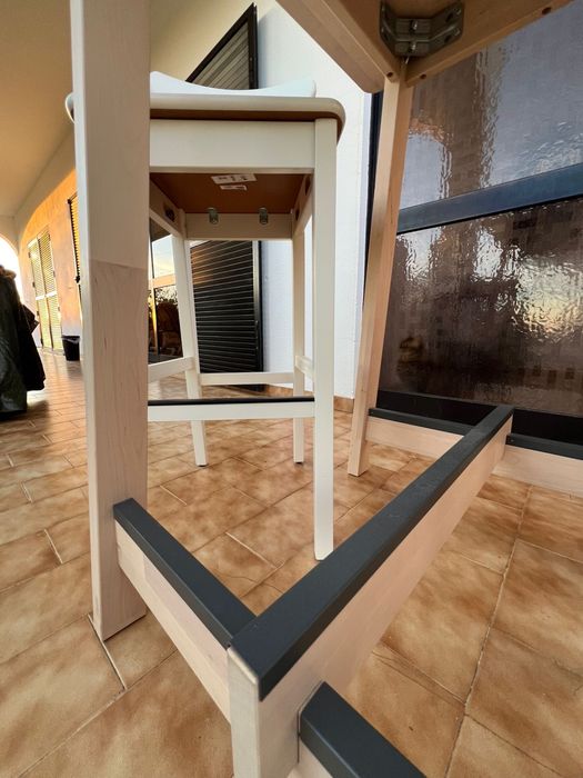 Mesa alta + duas cadeiras altas com encosto IKEA