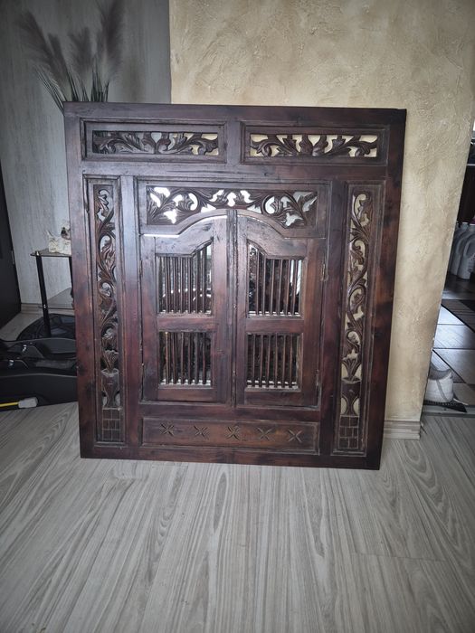 Lustro kolonialne z rzeźbioną ramą