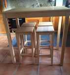 Conjunto de mesa e bancos.