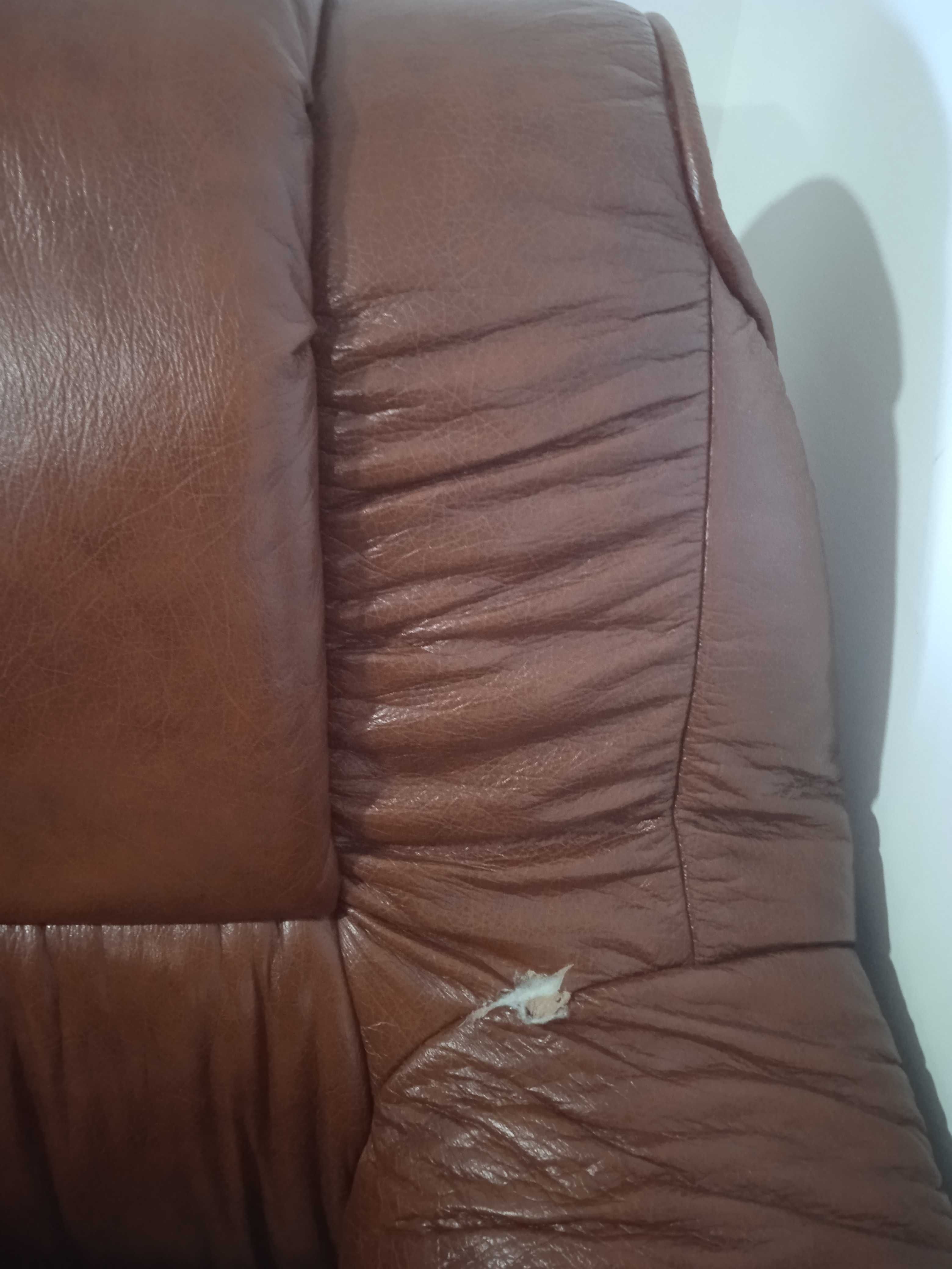 Conjunto sofá e poltronas de pele